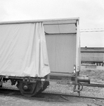 859422 Afbeelding van de huifwagen 20 84 910 0 000-5 (type Us-z) van de N.S. te Utrecht.